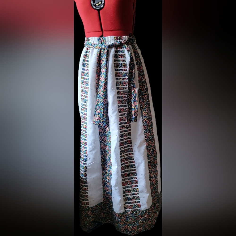 Vintage 1970s White and Multicolor Maxi Skirt w/belt